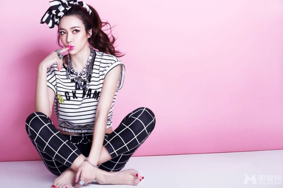 周韦彤演绎纯美俏丽动人靓照