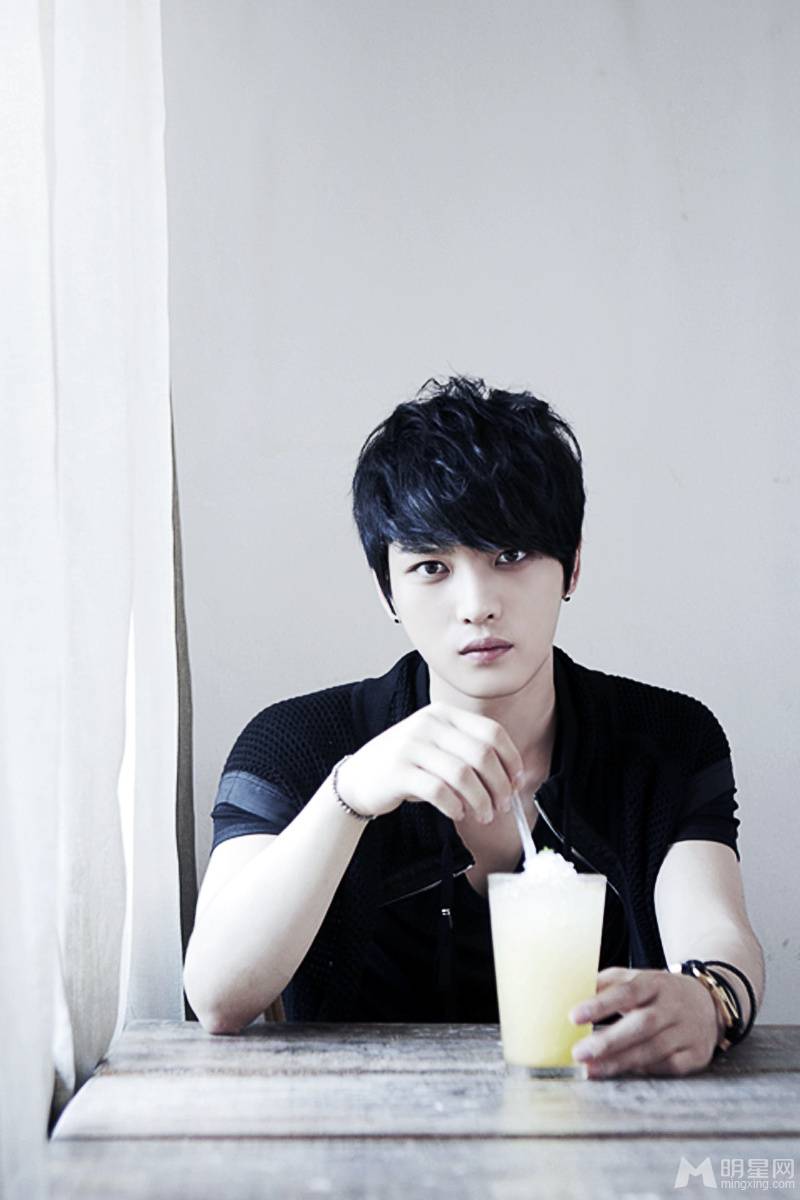 金在中尽显时尚熟男形象写真