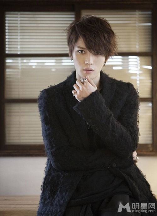 金在中诠释摇滚魅力冷酷写真