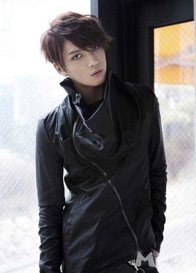 金在中诠释摇滚魅力冷酷写真