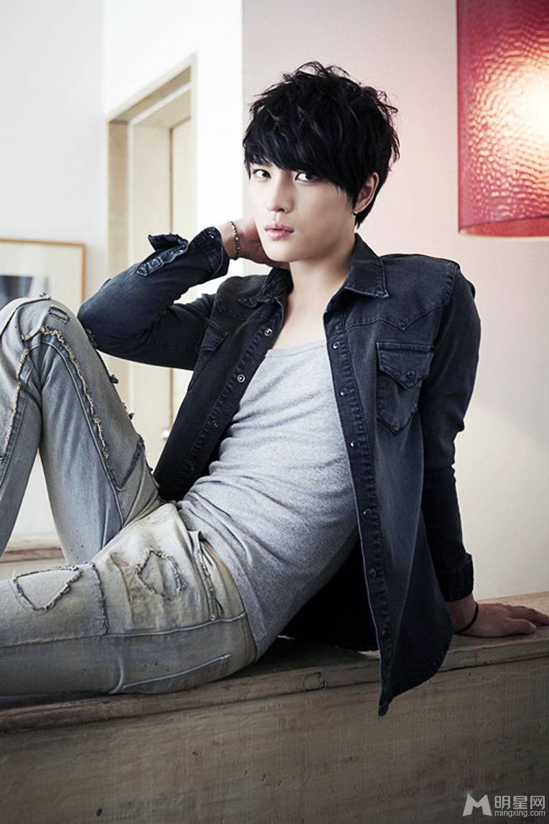 金在中尽显时尚熟男形象写真