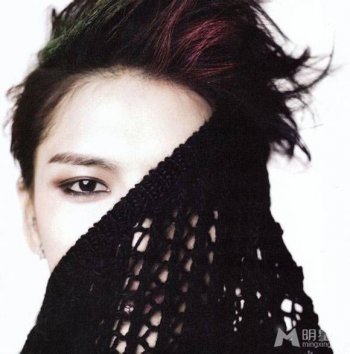 金在中冷峻眼神展性感魅人画报