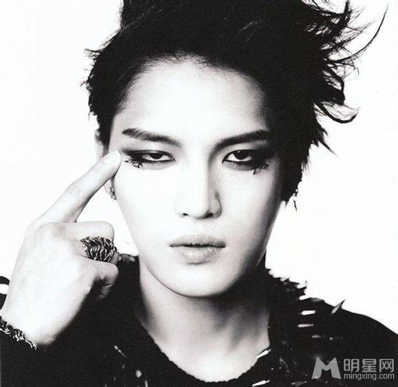 金在中冷峻眼神展性感魅人画报