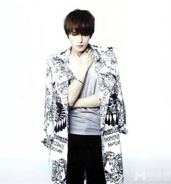 金在中冷峻眼神展性感魅人画报