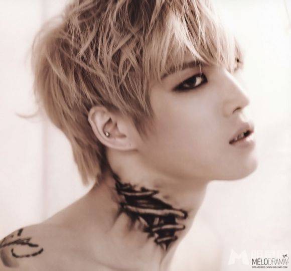 男神金在中演绎童话王子英俊写真