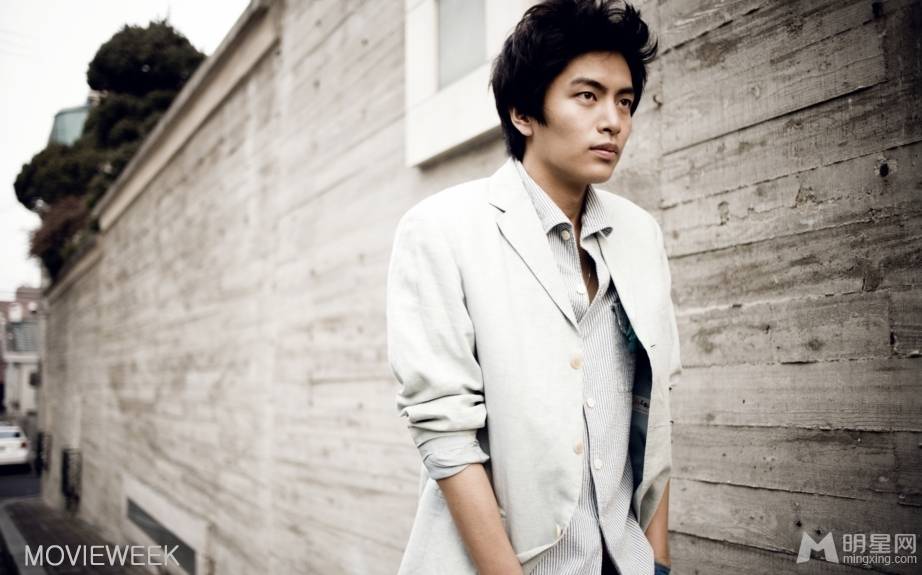 韩国男明星李民基彰显阳光男孩形象户外写真