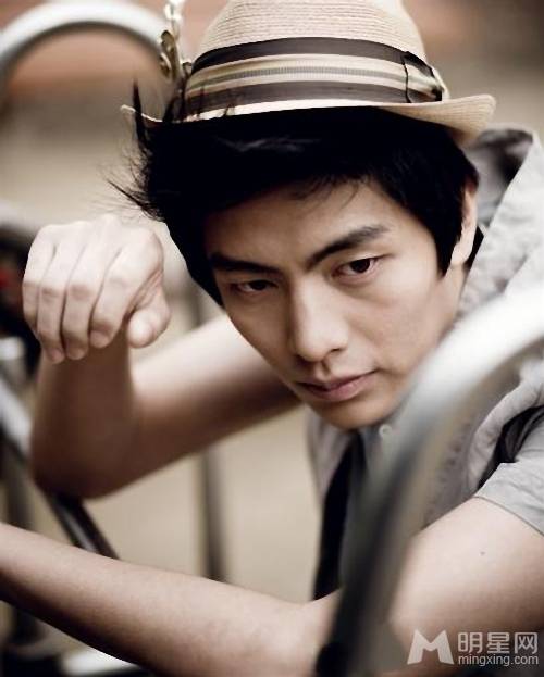 韩国男明星李民基彰显阳光男孩形象户外写真