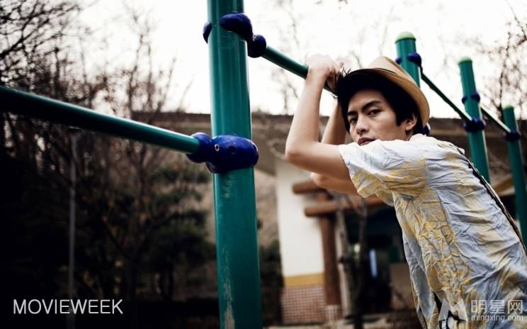 韩国男明星李民基彰显阳光男孩形象户外写真