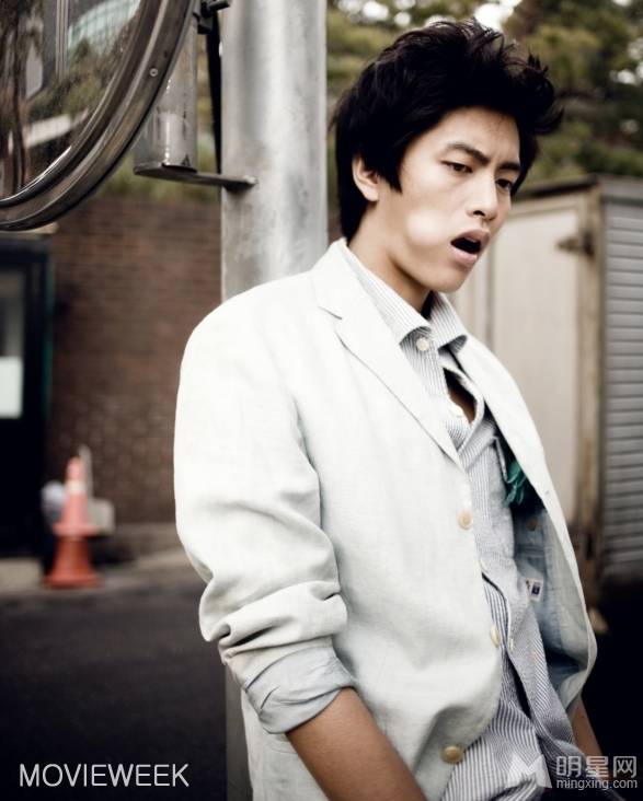 韩国男明星李民基彰显阳光男孩形象户外写真