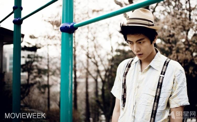 韩国男明星李民基彰显阳光男孩形象户外写真