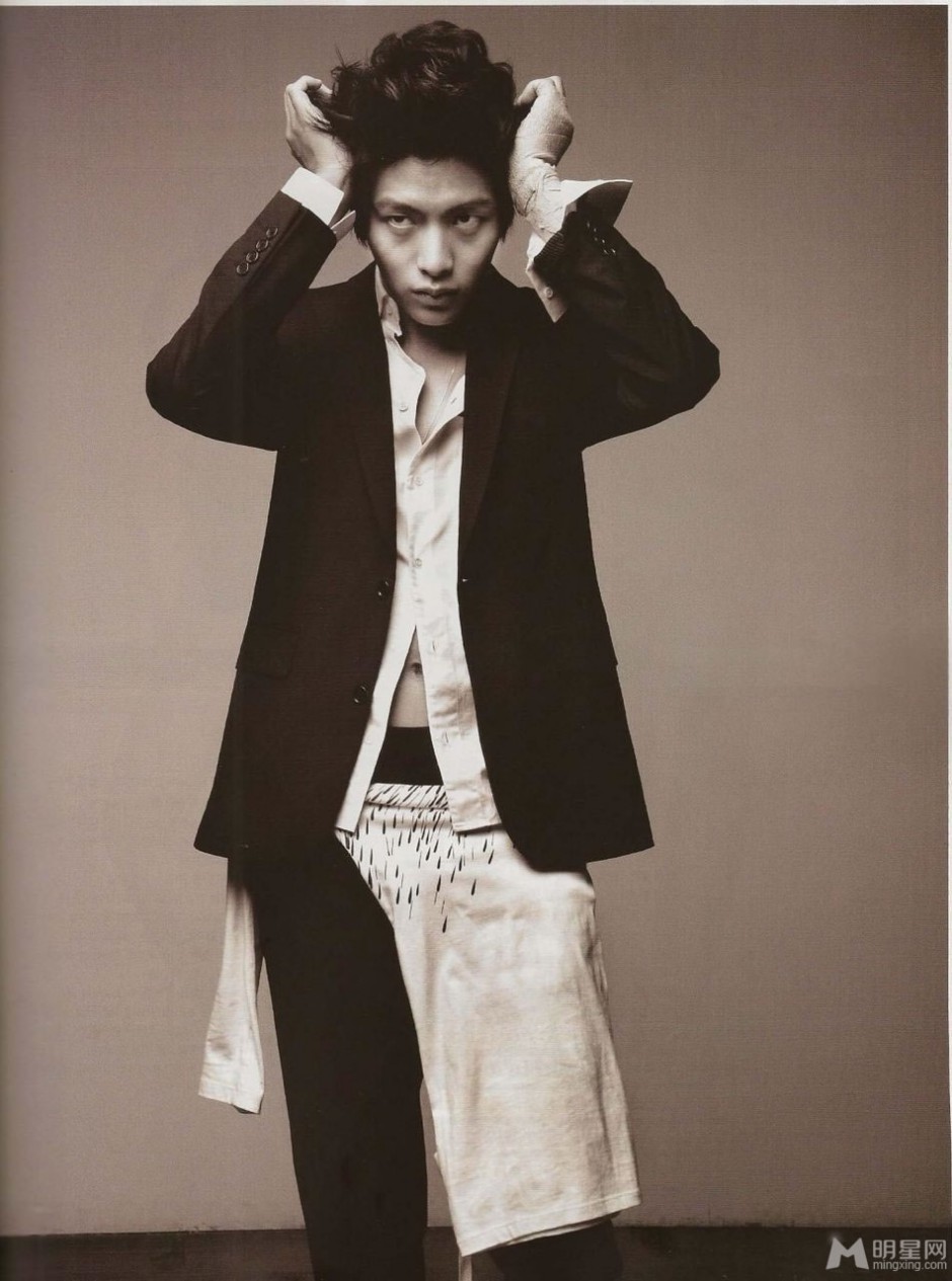李民基展现冷酷帅气男人写真
