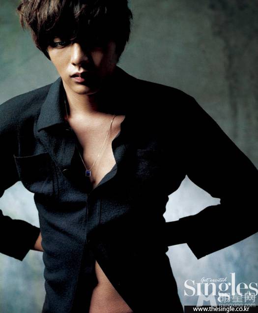 李民基展现冷酷帅气男人写真
