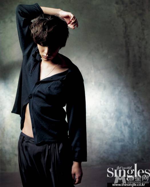 李民基展现冷酷帅气男人写真