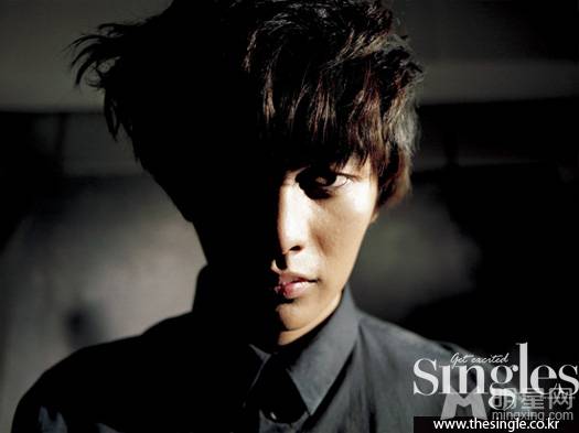 李民基展现冷酷帅气男人写真