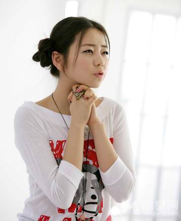 韩国女演员安昭熙甜美娇俏写真