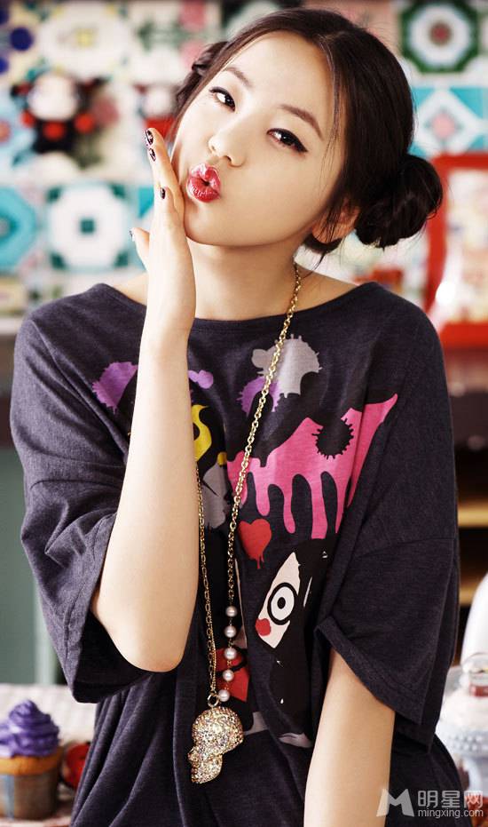 韩国女演员安昭熙甜美娇俏写真