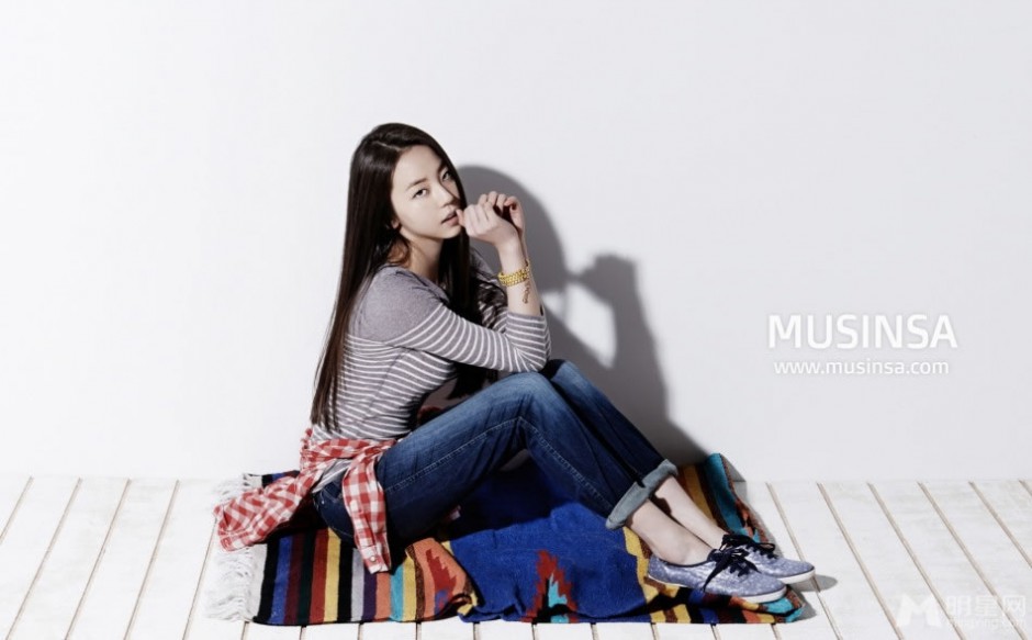 韩星安昭熙代言时尚服装宣传照