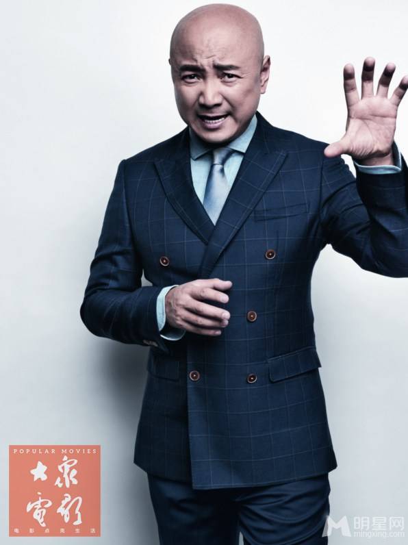 内地男演员徐峥西装演绎催眠大师