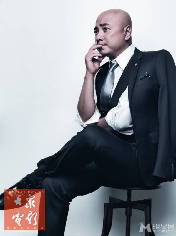 内地男演员徐峥西装演绎催眠大师