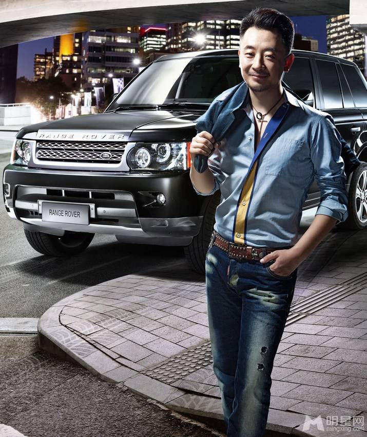 大陆男演员黄海波化身汽车发烧友帅气写真