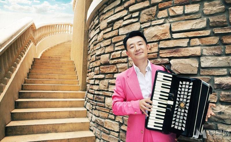 大陆男明星黄海波展现时尚酷帅街拍照