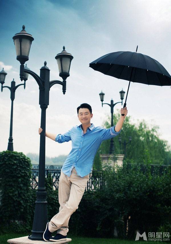 大陆男明星黄海波展现时尚酷帅街拍照