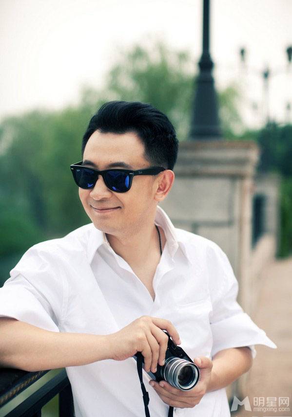 大陆男明星黄海波展现时尚酷帅街拍照