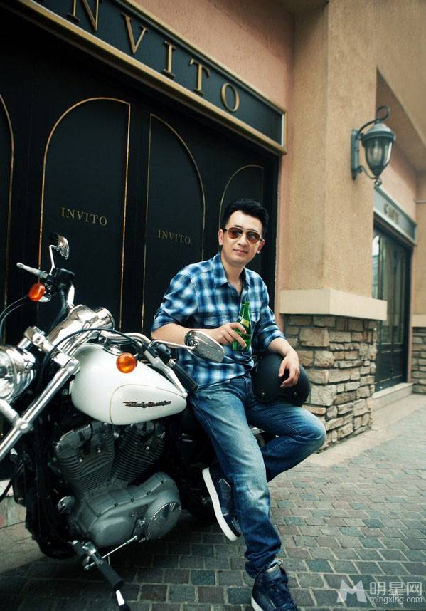 大陆男明星黄海波展现时尚酷帅街拍照