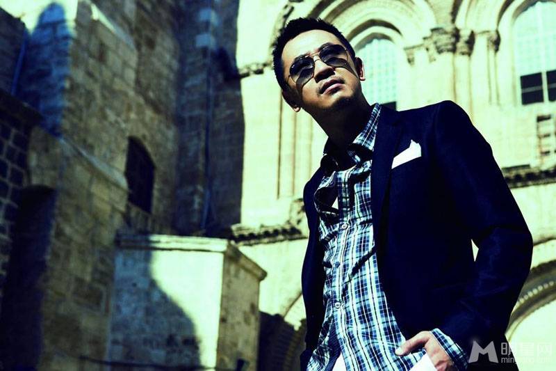 大陆男明星黄海波展现时尚酷帅街拍照