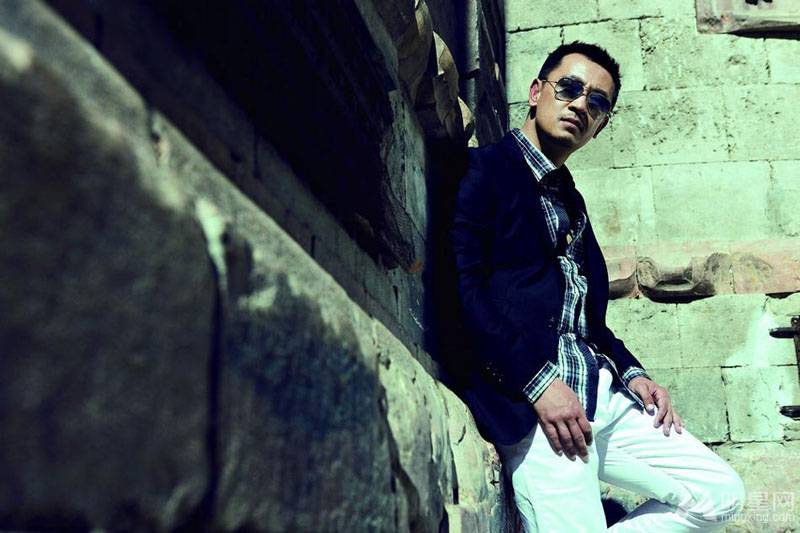 大陆男明星黄海波展现时尚酷帅街拍照