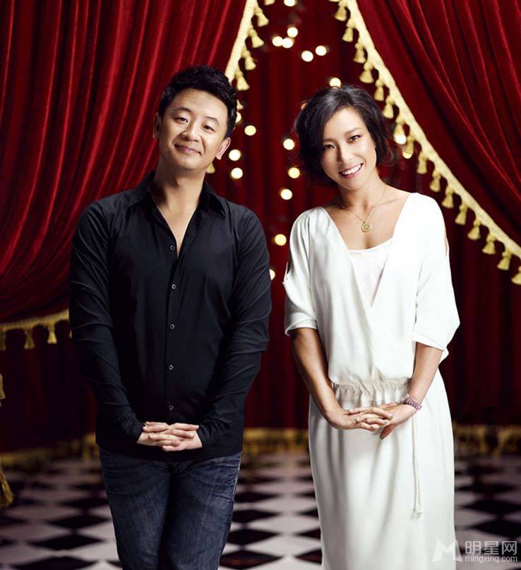 黄海波与郑洁亲密无间演绎幸福情侣组图