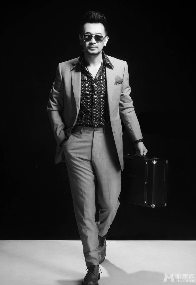 黄海波戴墨镜型男范十足黑白写真大片