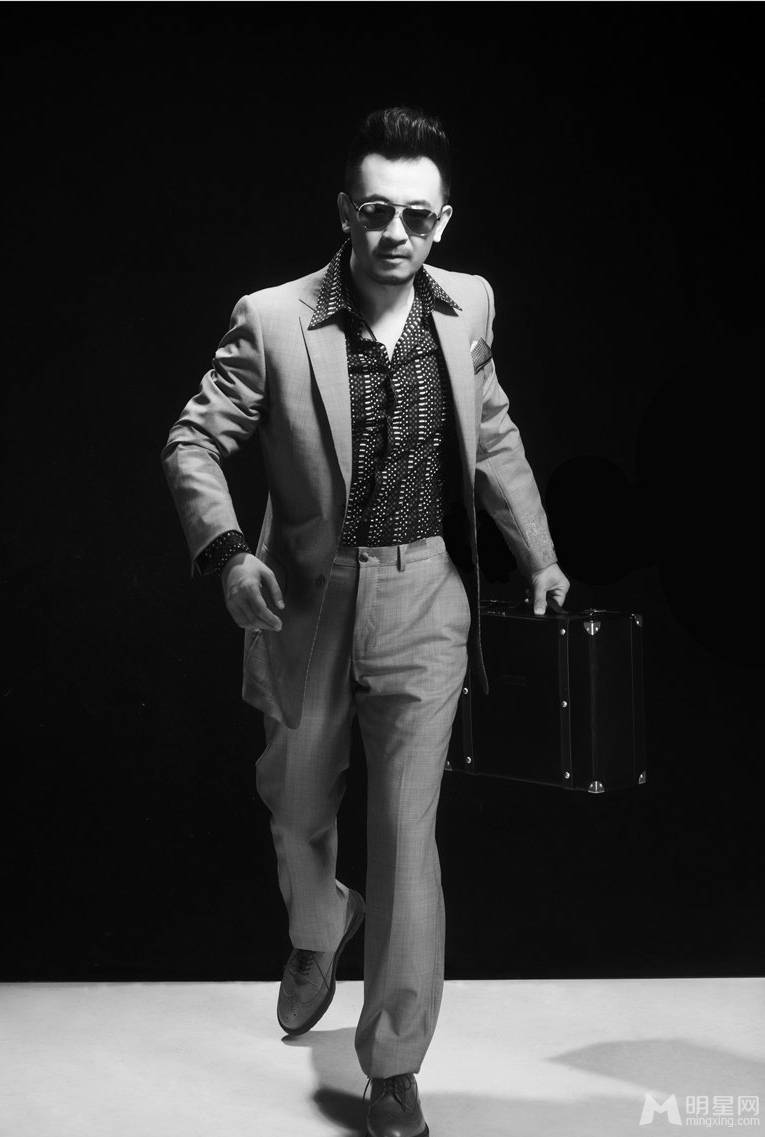 黄海波戴墨镜型男范十足黑白写真大片