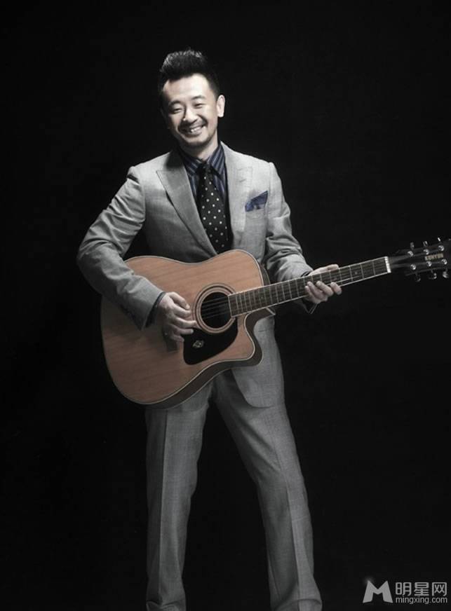 黄海波拿吉他尽显摇滚文艺范组图