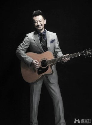 黄海波拿吉他尽显摇滚文艺范组图