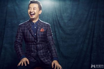 黄海波爽朗笑容尽展阳光本色魅力