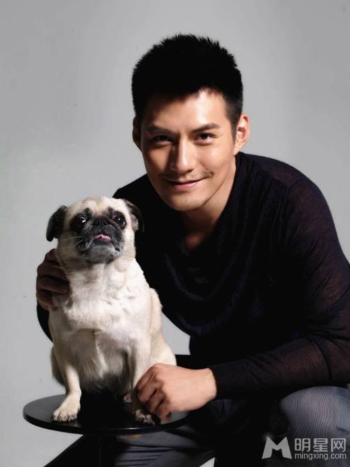 青年影视演员严屹宽携宠物拍摄有爱写真