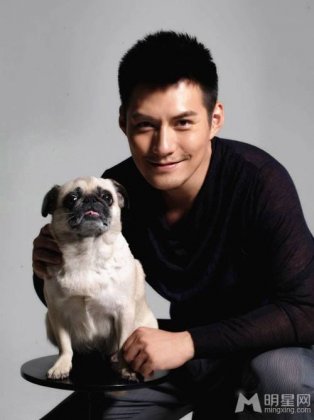 青年影视演员严屹宽携宠物拍摄有爱写真