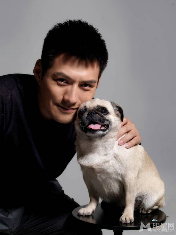青年影视演员严屹宽携宠物拍摄有爱写真