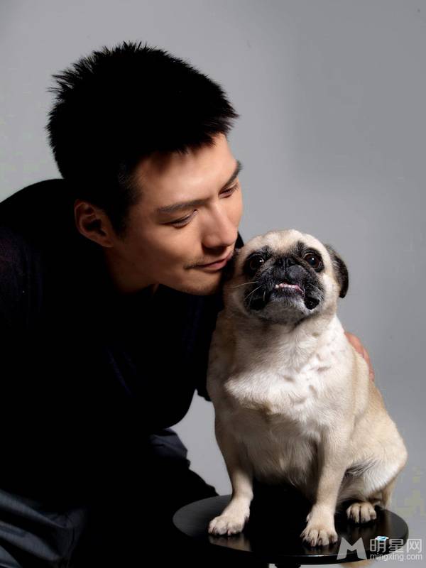 青年影视演员严屹宽携宠物拍摄有爱写真