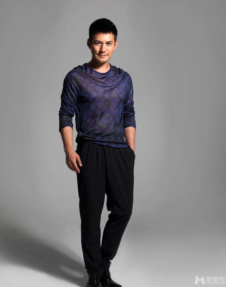 严屹宽秋日装扮展阳光帅气写真