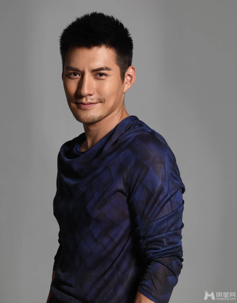 严屹宽秋日装扮展阳光帅气写真