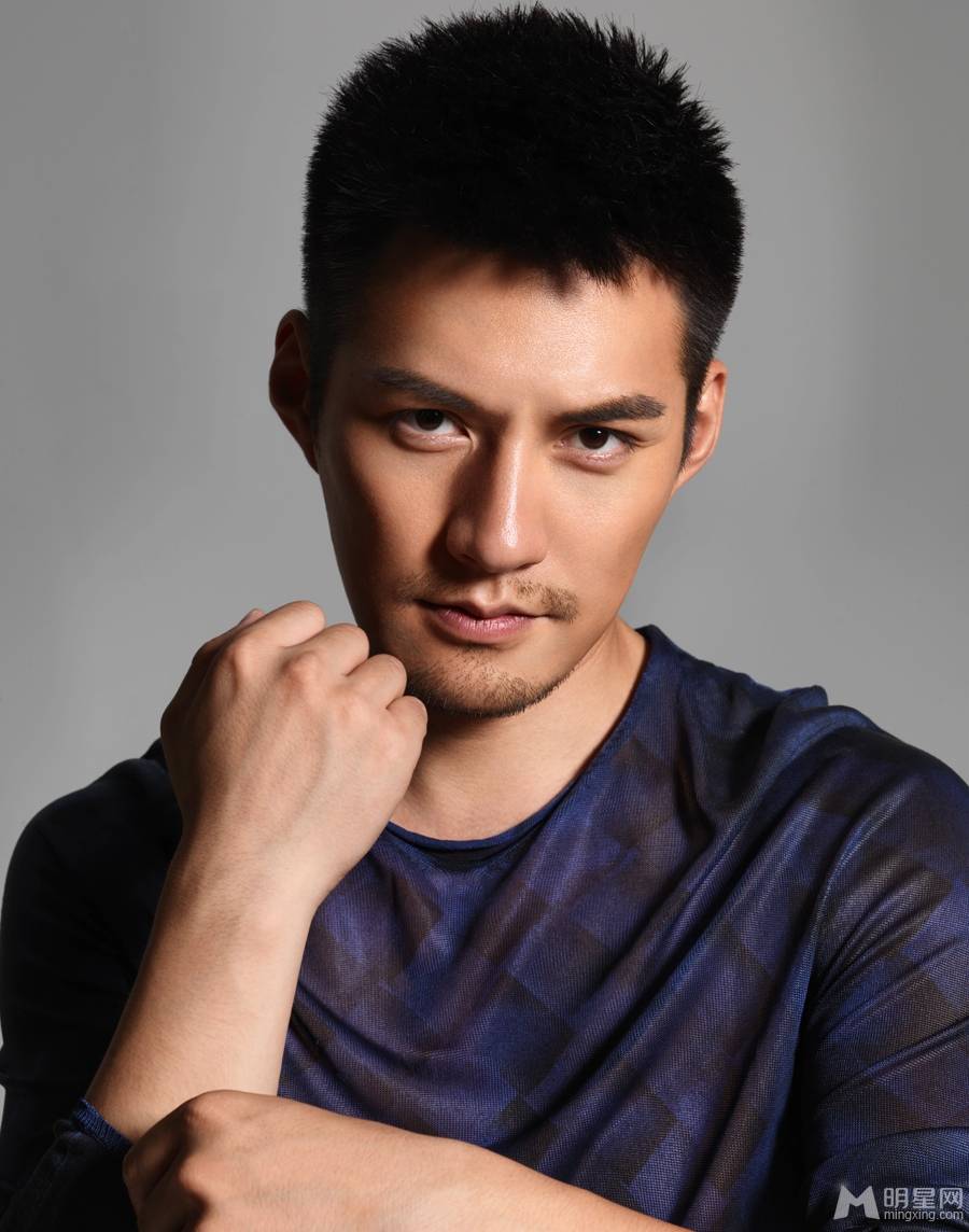 严屹宽秋日装扮展阳光帅气写真