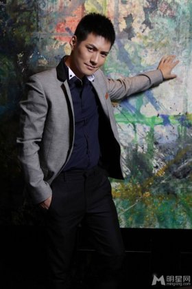 严屹宽尽显贵族王子气质写真