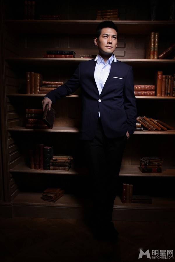 严屹宽尽显贵族王子气质写真