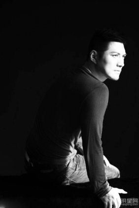 内地男明星严屹宽冷峻酷帅写真