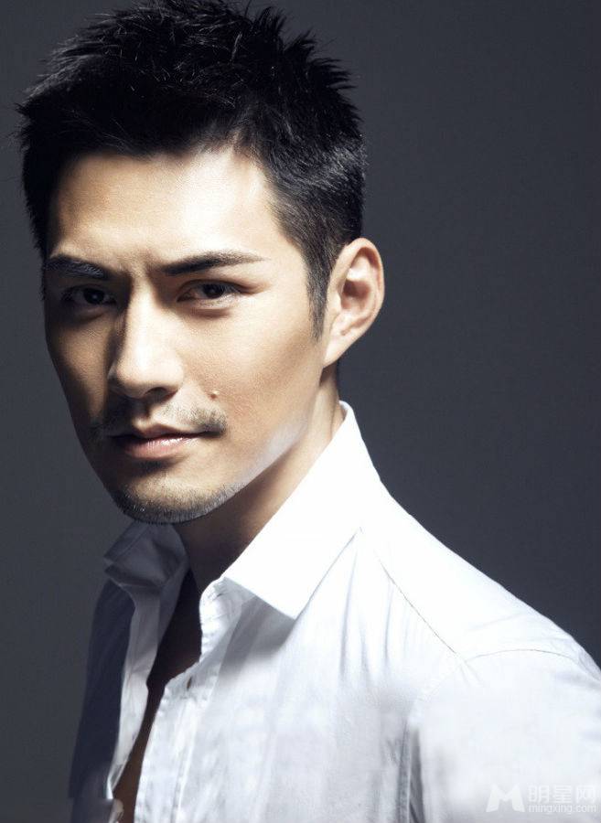 内地男明星严屹宽冷峻酷帅写真