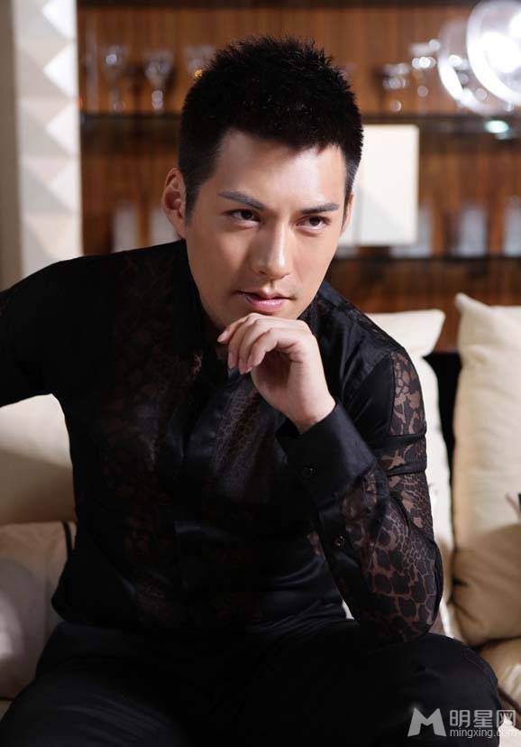 严屹宽散发时尚性感优雅魅力