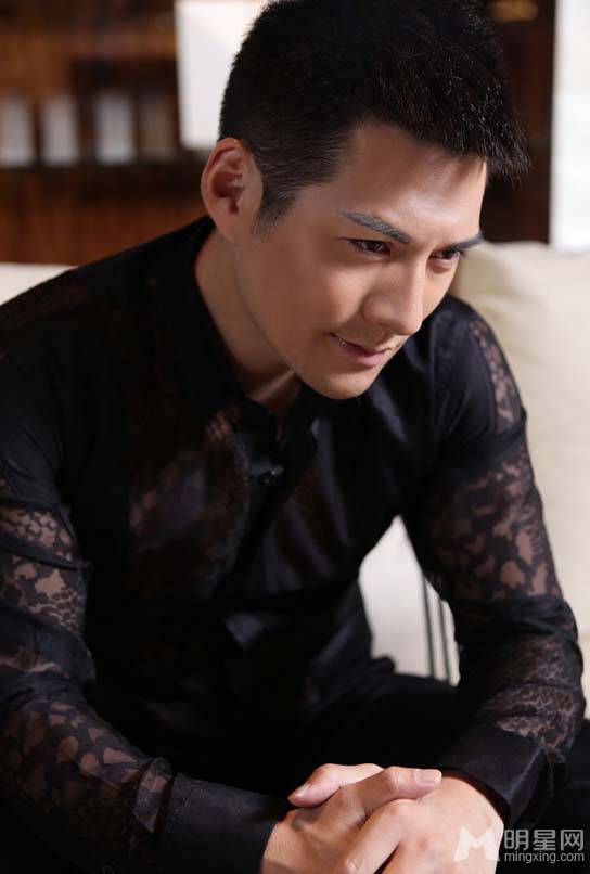 严屹宽散发时尚性感优雅魅力