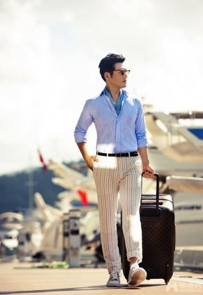 严屹宽印花衬衫显雅痞气质户外写真